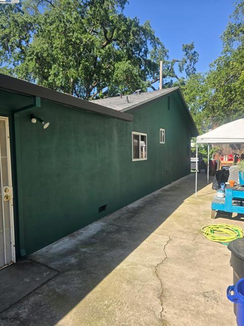 5913 Woodleigh Dr, Carmichael CA: https://media.crmls.org/mediaz/c1a3e7f1-ba03-4bf5-8f2c-7c803e091b2e.jpg