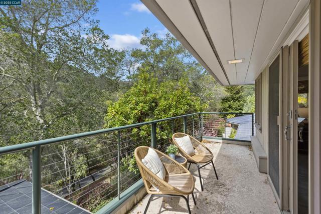 1121 Estates Dr, Lafayette CA: https://media.crmls.org/mediaz/c1a4cf06-7399-4596-815e-e2dce6bed78e.jpg