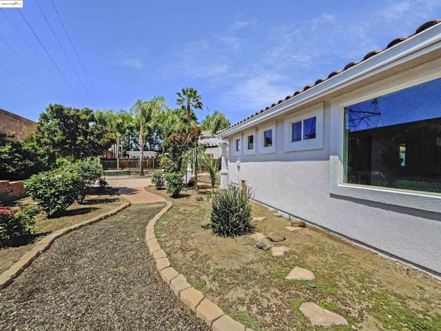 1127 Santa Margherita Way, Brentwood CA: https://media.crmls.org/mediaz/c1a5d5f9-a16a-4101-a288-c665dea53e03.jpg
