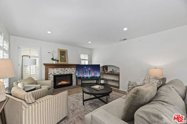 1517 Glendon Avenue, Los Angeles CA: https://media.crmls.org/mediaz/c1a5e6ae-3ba0-40fa-805f-e26b12407ad8.jpg