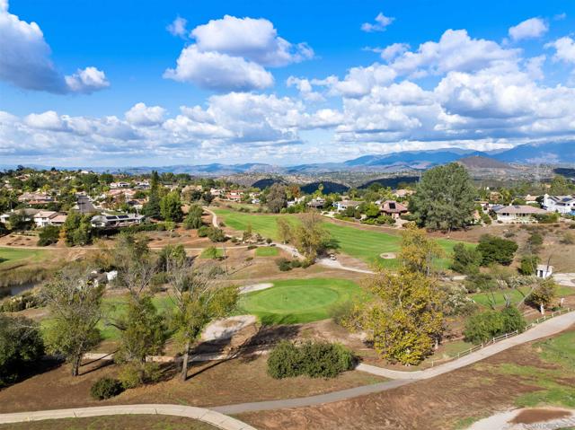 10562 Aspen Gln, Escondido CA: https://media.crmls.org/mediaz/c1a84a22-591b-4e6d-bbb8-eb412f62bcc6.jpg