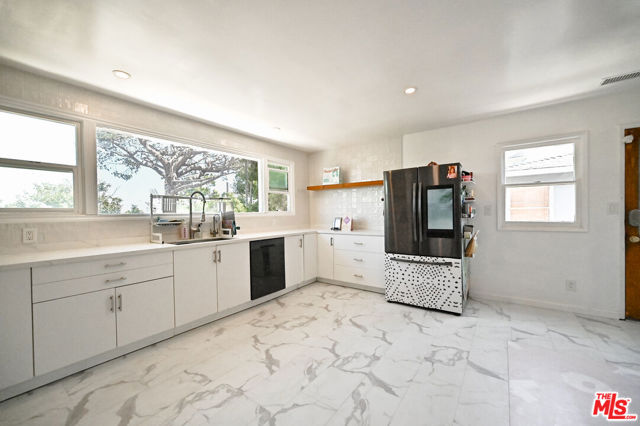 1545 3rd Street, Manhattan Beach CA: https://media.crmls.org/mediaz/c1a8558a-fe22-4bea-853d-0d9169b61807.jpg