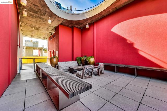 311 Oak St, Oakland CA: https://media.crmls.org/mediaz/c1a8c067-b8b2-4e96-b2d0-d4d93f7688d7.jpg