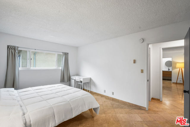 1045 S Bedford Street, Los Angeles CA: https://media.crmls.org/mediaz/c1aa4c89-530c-4abc-84b3-fb08363ed78d.jpg