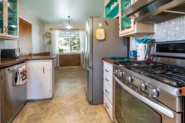 4670 Eggers Dr, Fremont CA: https://media.crmls.org/mediaz/c1ab2a27-0c04-4cce-89c1-2d28d4080c90.jpg