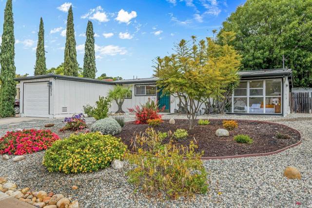 6373 Lake Albano Ave, San Diego CA: https://media.crmls.org/mediaz/c1ab708c-fc1e-4b21-a185-0501ec229e40.jpg