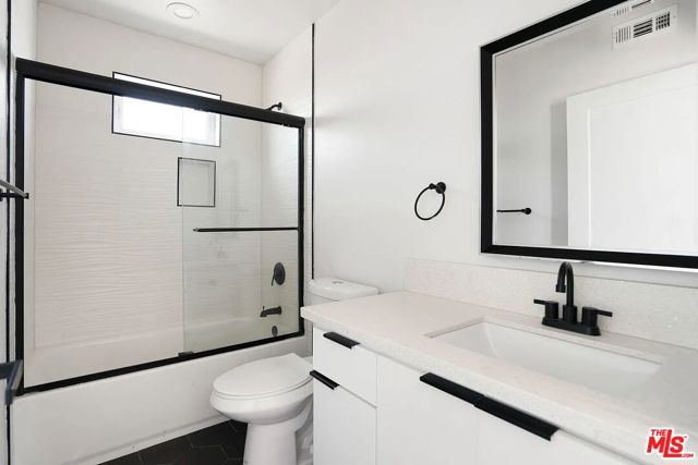 1726 Menlo Avenue, Los Angeles CA: https://media.crmls.org/mediaz/c1acca2d-546f-4501-a510-2539dad1f1c2.jpg