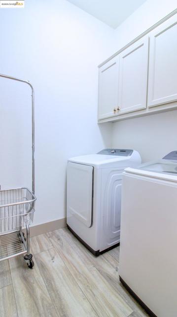 881 Inverness Ln, Brentwood CA: https://media.crmls.org/mediaz/c1ae3fde-ac9e-467f-88bf-4090dc6581e0.jpg