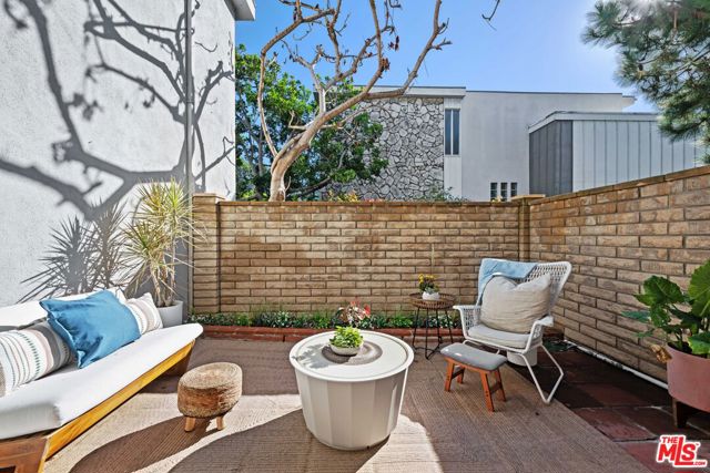 4800 La Villa Marina, Marina del Rey CA: https://media.crmls.org/mediaz/c1ae82b5-cc79-40ca-aedd-6050c04723da.jpg