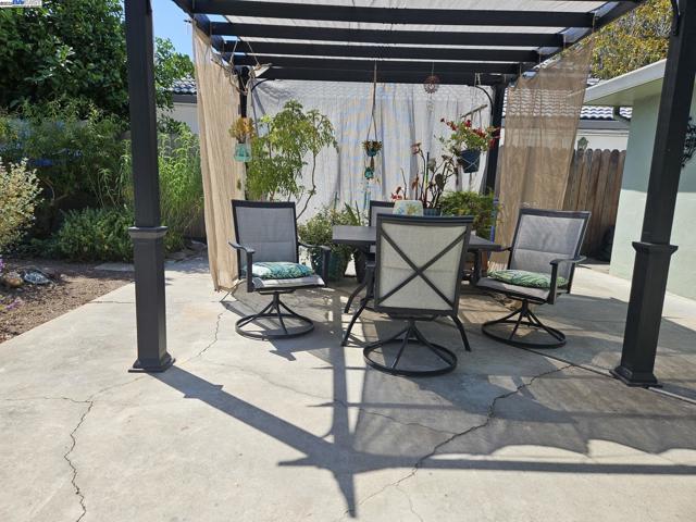 4670 Eggers Dr, Fremont CA: https://media.crmls.org/mediaz/c1af9a0b-3b5e-433e-b7ef-526c70782ea5.jpg