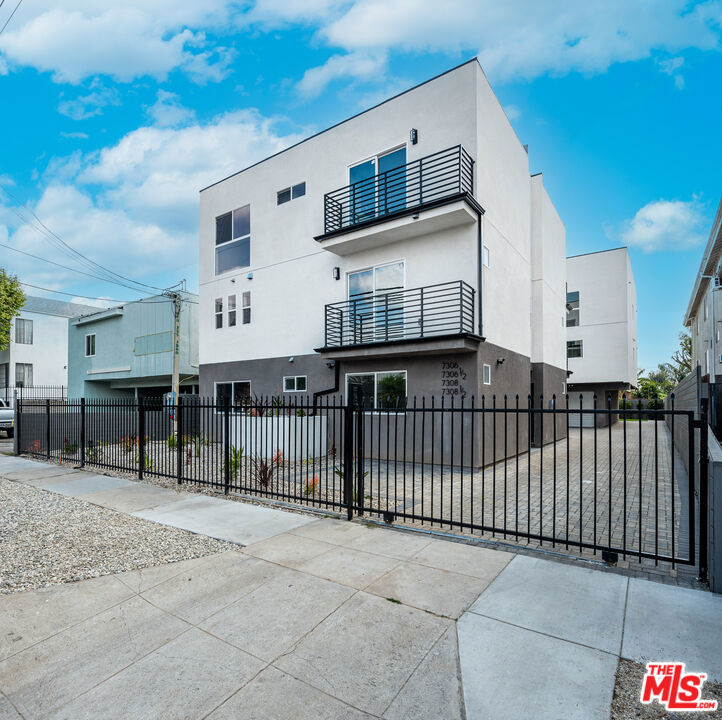 7306 Independence Avenue, Canoga Park, CA 91303
