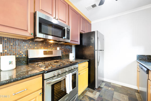 Detail Gallery Image 15 of 35 For 14803 Vanowen St #13,  Van Nuys,  CA 91405 - 2 Beds | 2 Baths