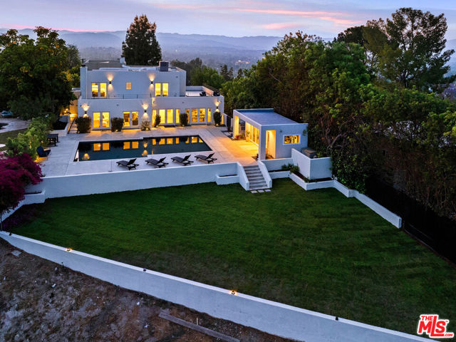 5118 Cerrillos Drive, Woodland Hills CA: https://media.crmls.org/mediaz/c1b1fa6e-27cb-425f-b58a-0aefea3510e1.jpg