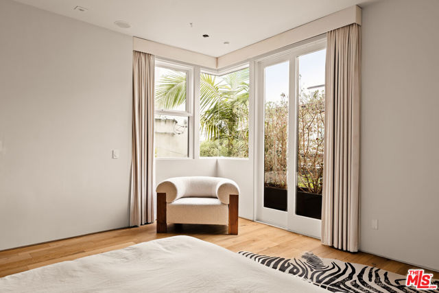 2341 Wilson Avenue, Venice CA: https://media.crmls.org/mediaz/c1b2693f-e637-4966-976d-924dd8f7f6cf.jpg