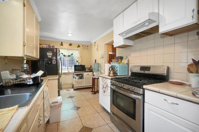 6133 Seminary Ave, Oakland CA: https://media.crmls.org/mediaz/c1b332a5-1c9f-4592-9b85-8e4279bc745d.jpg