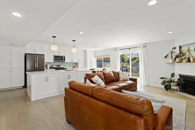 568 Carrie Cir, San Marcos CA: https://media.crmls.org/mediaz/c1b3bb0a-67fe-4907-9bde-e6ccb47a692b.jpg