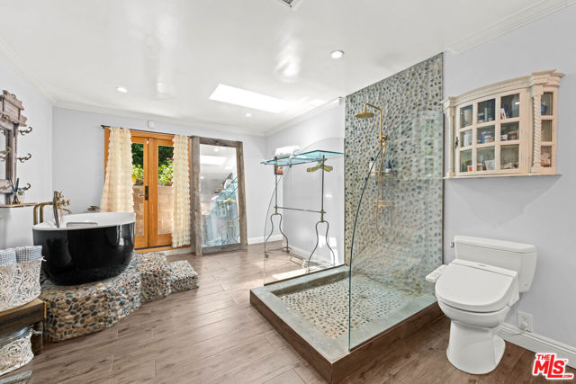 16582 Calneva Drive, Encino CA: https://media.crmls.org/mediaz/c1b3fe39-2fa4-427e-bdf7-487e0b58ca8b.jpg