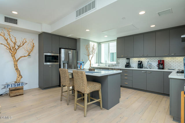 11594 Riverside Drive, North Hollywood CA: https://media.crmls.org/mediaz/c1b43ccf-ef23-4609-8e67-be34a3e37238.jpg