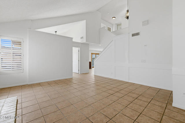 15494 Kernvale Avenue, Moorpark CA: https://media.crmls.org/mediaz/c1b47ec4-d3db-45f8-aa82-cb6b1c71f095.jpg