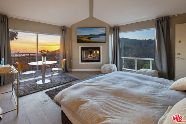 4350 Hillview Drive, Malibu CA: https://media.crmls.org/mediaz/c1b4b343-9d39-41b4-b020-09a4cd68061e.jpg