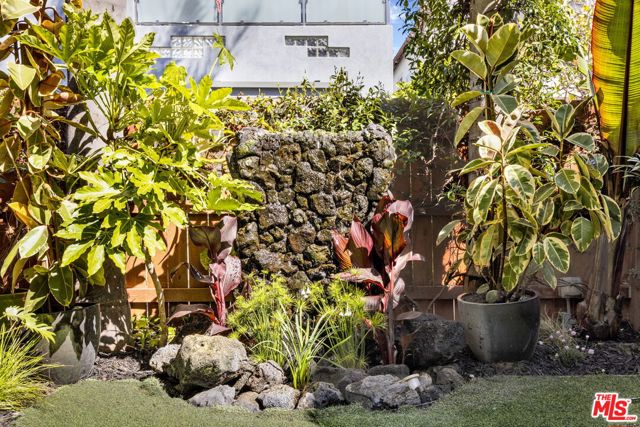 2336 Boone Avenue, Venice CA: https://media.crmls.org/mediaz/c1b52b7e-011c-406a-85d6-a8fac9917ff8.jpg