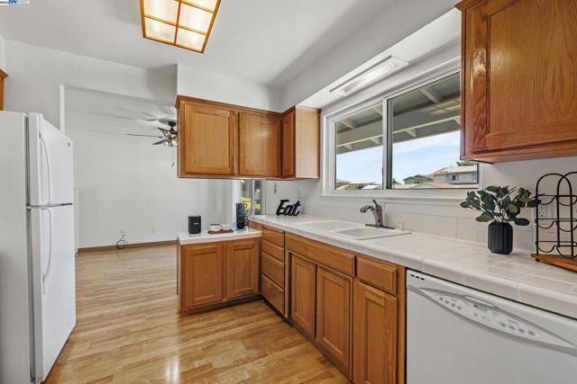 844 Wall St, Livermore CA: https://media.crmls.org/mediaz/c1b64366-05e2-41c6-bda4-fb57384c6b57.jpg