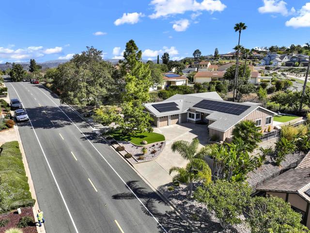 17351 Saint Andrews Dr, Poway CA: https://media.crmls.org/mediaz/c1b64c9d-4b6b-4156-8f38-762a86a58045.jpg