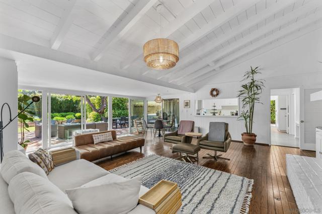 2315 Avenida De La Playa, La Jolla CA: https://media.crmls.org/mediaz/c1b6c61c-19ec-4a10-b623-8745b71430df.jpg