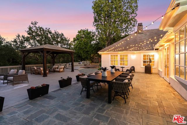 2596 Wallingford Drive, Beverly Hills CA: https://media.crmls.org/mediaz/c1b7411a-0d91-44f8-a868-0ccda6417d7c.jpg