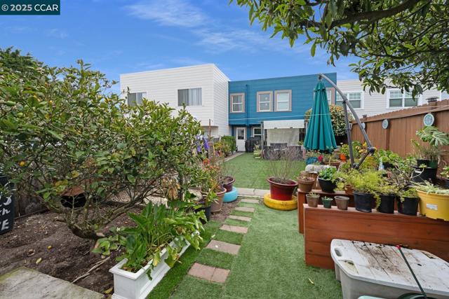 1923 28th Ave, San Francisco CA: https://media.crmls.org/mediaz/c1b767af-61b8-4135-afcb-5f5f450802f7.jpg