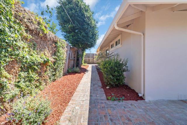 31 La Mirada Court, Salinas CA: https://media.crmls.org/mediaz/c1b89bd8-b90f-4a0b-9446-2ccd47745a29.jpg