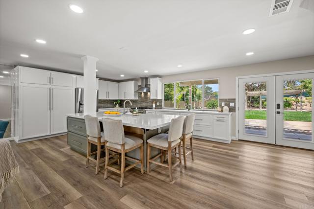 Detail Gallery Image 11 of 28 For 325 Santa Helena Dr, Solana Beach,  CA 92075 - 6 Beds | 4 Baths
