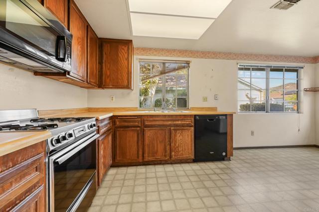 Detail Gallery Image 10 of 29 For 2469 Turnbridge, Escondido,  CA 92027 - 2 Beds | 2 Baths