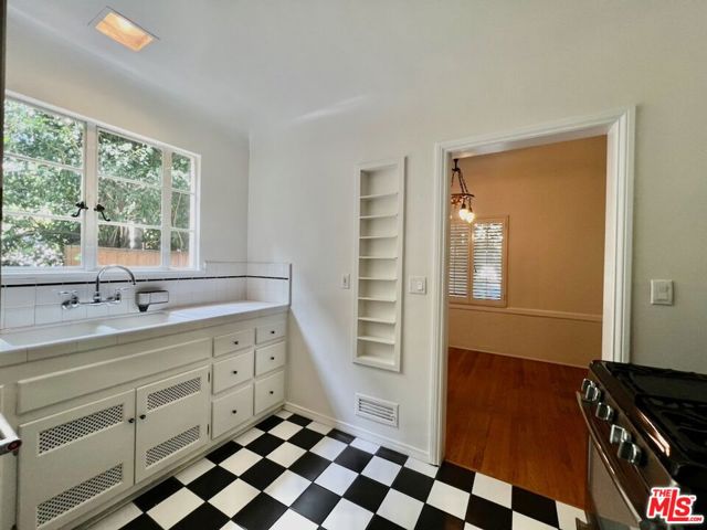 8474 Fountain Avenue, West Hollywood CA: https://media.crmls.org/mediaz/c1b9c189-646e-47c2-80b4-208f771a6785.jpg