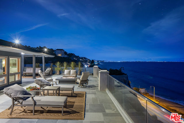 18074 Coastline Drive, Malibu CA: https://media.crmls.org/mediaz/c1baa227-d06d-41ff-8071-380891d29a6f.jpg