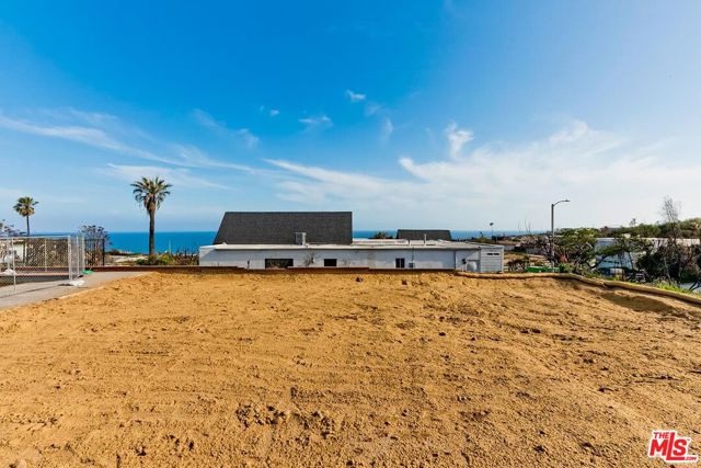 3808 Castlerock Road, Malibu CA: https://media.crmls.org/mediaz/c1bb6c02-731d-4d39-a76e-6cf4394a15fc.jpg