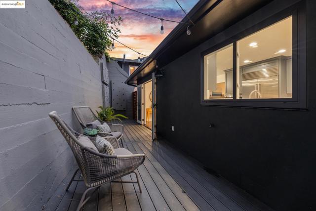 5646 Thornhill Dr, Oakland CA: https://media.crmls.org/mediaz/c1bb87c5-4e93-4e9b-9e9a-acf38b604228.jpg