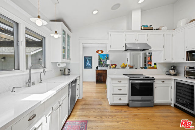 568 N Gower Street, Los Angeles CA: https://media.crmls.org/mediaz/c1bb9fbf-57df-45be-b9a8-06a0a53dd19c.jpg