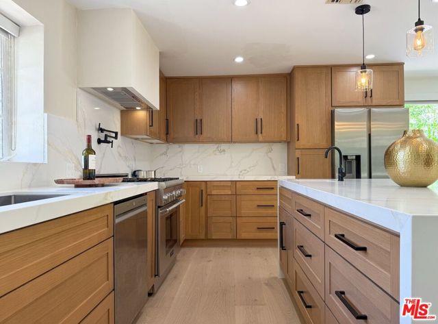 4108 Valley Vista Court, Sherman Oaks CA: https://media.crmls.org/mediaz/c1bbb7c7-c6bf-4e1a-b03a-c911f3628cee.jpg
