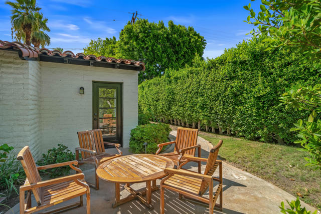 839 N Avenida Olivos, Palm Springs CA: https://media.crmls.org/mediaz/c1bc1b0b-c203-43c8-b054-09794d4a90e5.jpg