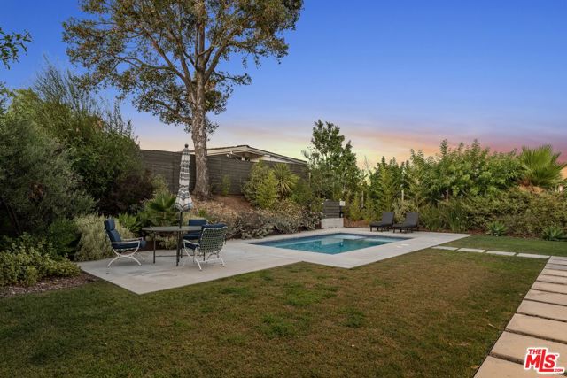 8400 Edwin Drive, Los Angeles CA: https://media.crmls.org/mediaz/c1bcafb0-cba9-4a1d-9e6a-09ccdf4c8ad4.jpg