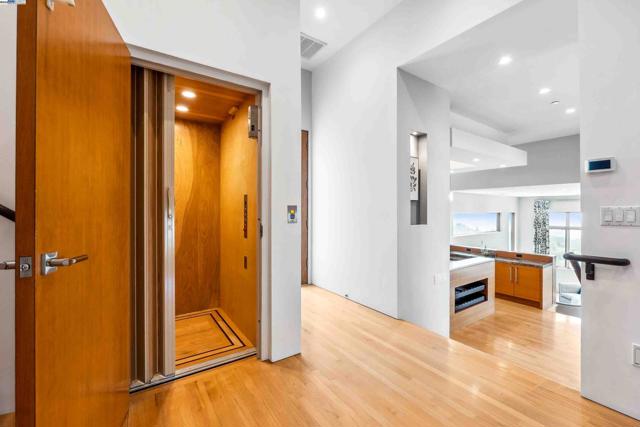 103 Diablo Dr, Oakland CA: https://media.crmls.org/mediaz/c1bdda4f-ad1d-4ec8-97ff-01d0c0cf96c6.jpg