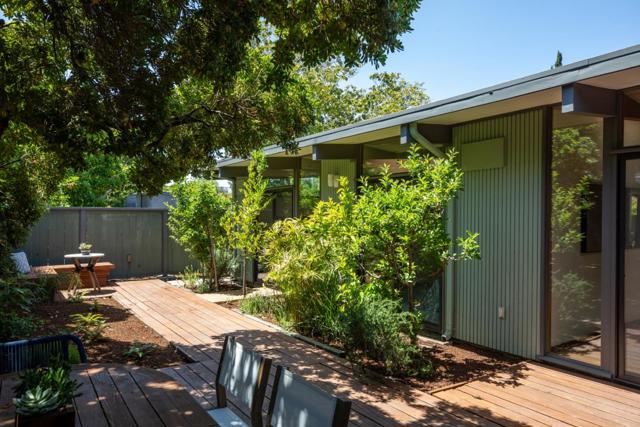 86 Roosevelt Circle, Palo Alto CA: https://media.crmls.org/mediaz/c1bdefc6-6b39-4681-b60c-d9546d4b2373.jpg