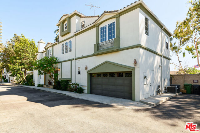 1008 Harbor Crossing Lane, Marina del Rey CA: https://media.crmls.org/mediaz/c1bdf735-41ff-4fbb-a60c-bb47ae01fd63.jpg