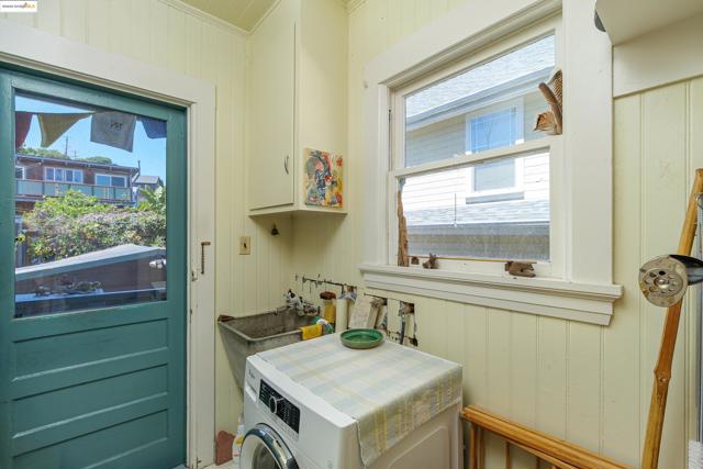 318 Washington Avenue, Richmond CA: https://media.crmls.org/mediaz/c1c0372f-1f7a-45b0-be64-9c73a4d19043.jpg