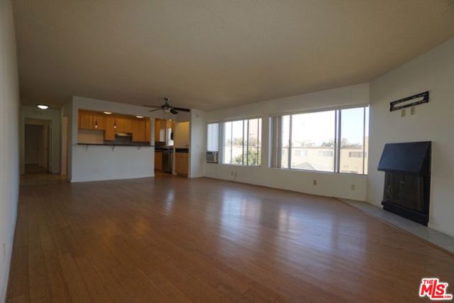 1033 6TH Street, Santa Monica CA: https://media.crmls.org/mediaz/c1c190e4-5820-4b6e-a8f0-24b808e180cf.jpg