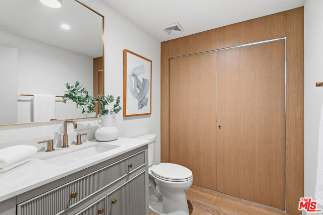 13234 Fiji Way, Marina del Rey CA: https://media.crmls.org/mediaz/c1c2eb01-fbd7-4460-93c7-0898cce5b7d0.jpg