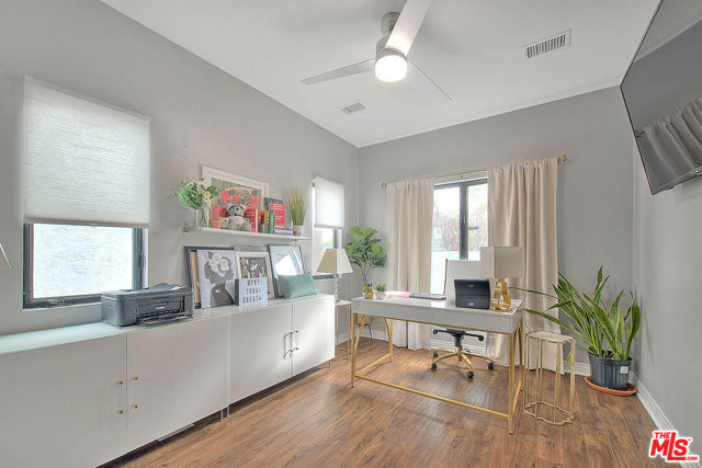 1821 S Sycamore Avenue, Los Angeles CA: https://media.crmls.org/mediaz/c1c3d9b2-b616-480a-9b9a-452f9ca197d9.jpg