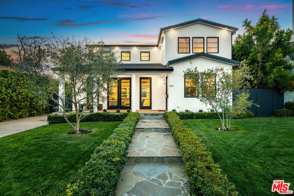 935 S Burnside Avenue