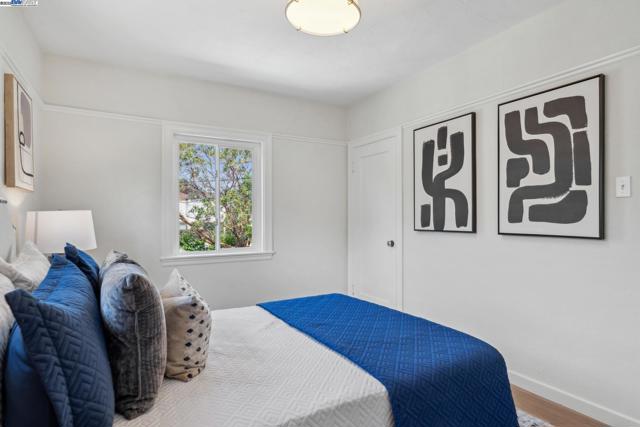 1827 Moreland Dr, Alameda CA: https://media.crmls.org/mediaz/c1c48ea4-4062-4454-af25-962c7ffc9915.jpg